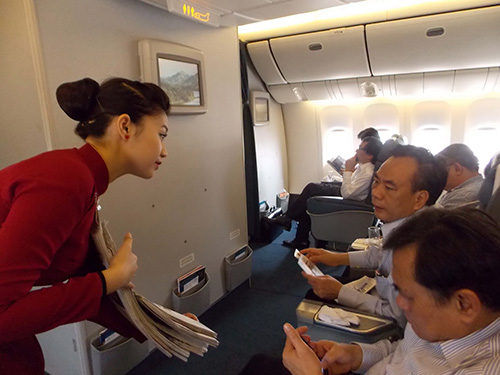 Tiếp viên hàng không ngoài việc niềm nở phục vụ khách, còn phải năng động hơn, giống như nhân viên bán hàng tiếp cận hành khách Ảnh: HÀ PHƯƠNG