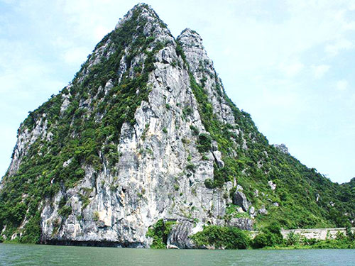 Nơi được khẳng định là cửa động Chân Linh, nay đã chìm sâu dưới mặt nước sông Gianh