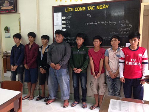 Một nh&oacute;m c&ocirc;n đồ bị bắt giữ về h&agrave;nh vi sử dụng m&atilde; tấu ch&eacute;m người.Ảnh: Minh Sơn