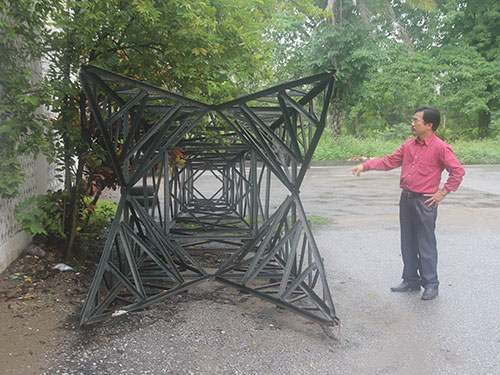 Cột đèn Bến Thủy bị vứt chỏng chơ ngoài sân Bảo tàng tỉnh Nghệ An Ảnh: ĐỨC NGỌC
