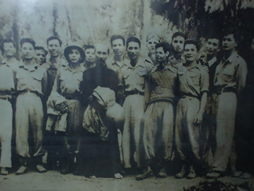 &Ocirc;ng Đ&agrave;o Văn Trường (h&agrave;ng đầu, b&igrave;a phải) c&ugrave;ng c&aacute;c c&aacute;n bộ cao cấp của QĐND Việt Nam chụp ảnh với B&aacute;c Hồ. (Ảnh do nh&acirc;n vật cung cấp)