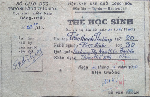 Một lớp học mái tranh do học sinh miền Nam tự làm và thẻ học sinh thời ấy