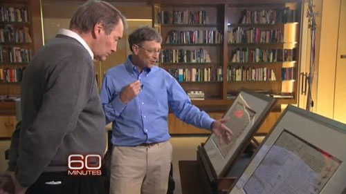 Tỉ phú Bill Gates (phải) và quyển sổ tay nhỏ của Leonardo da Vinci Ảnh: CBS NEWS