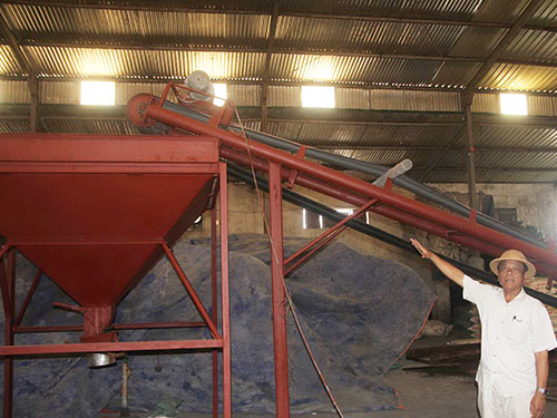 Doanh nh&acirc;n Nguyễn Thế Kinh giới thiệu d&acirc;y chuyền sản xuất 
ph&acirc;n b&oacute;n NPK Ảnh: ĐỨC NGỌC