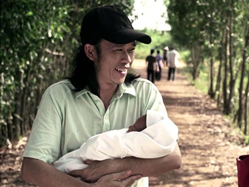Nghệ sĩ Hoài Linh trong phim Nhà có 5 nàng tiên được báo giới nhận định sẽ có cơ hội giành chiến thắng ở hạng mục điện ảnh - phim truyền hình. (Ảnh do đoàn phim cung cấp)