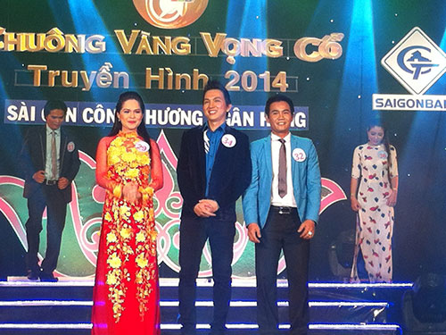 Các thí sinh tham dự vòng chung kết xếp hạng cuộc thi Chuông vàng vọng cổ 2014 tại khu vực miền Tây