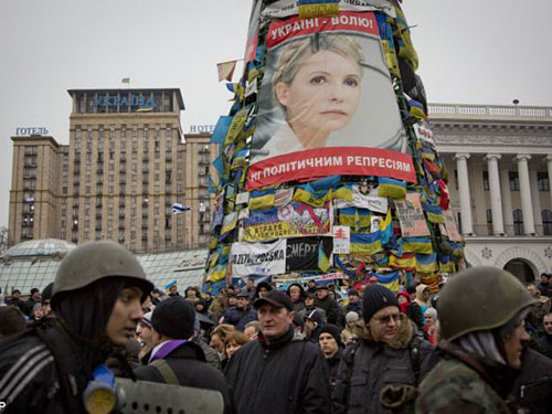 Thủ lĩnh đối lập Yulia Tymoshenko được rất nhiều người d&acirc;n Ukraine y&ecirc;u mếnẢnh: AP
