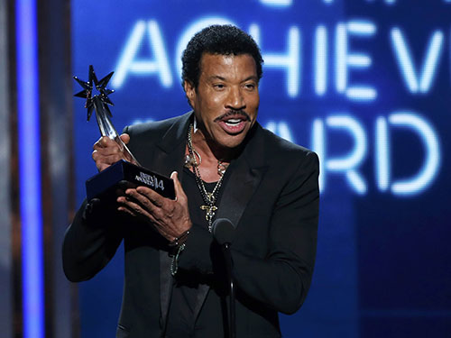 Lionel Richie được tôn vinh là “huyền thoại hát sống”