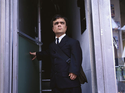 Ảnh 2 v&agrave; ảnh 3: Nam diễn vi&ecirc;n Peter Dinklage (cao 1,35 m&eacute;t) trong phim The Station Agent (2003). Nguồn: Miramax