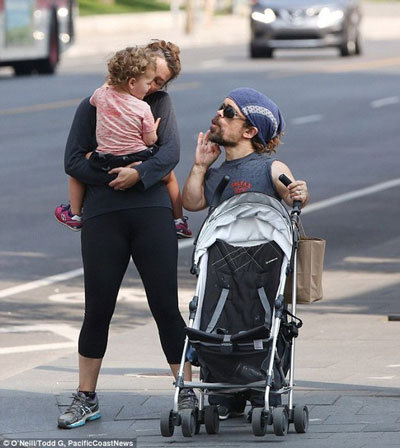 Nam diễn vi&ecirc;n Peter Dinklage (cao 1,35 m) c&ugrave;ng vợ v&agrave; con
