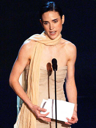 Jennifer Connelly cầm giấy phát biểu, một hình ảnh tối kỵ tại lễ trao giải Oscar