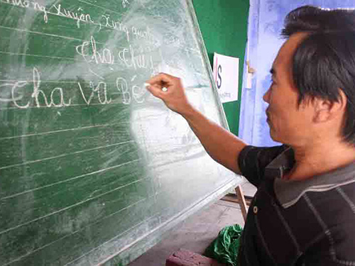 L&atilde;o ngư Nguyễn Thạ (x&atilde; Quảng Lợi, huyện Quảng Điền, tỉnh Thừa Thi&ecirc;n - Huế) đ&atilde; viết được t&ecirc;n m&igrave;nh sau khi học lớp x&oacute;a m&ugrave; chữ Ảnh: QUANG NHẬT