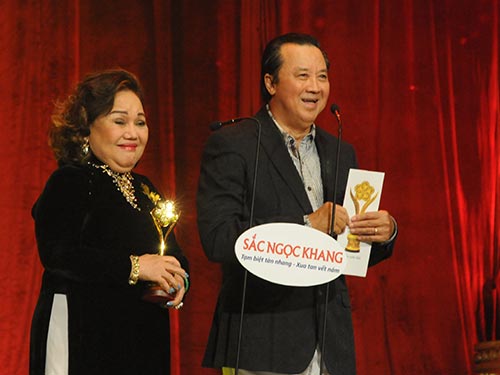 NSND Ngọc Gi&agrave;u v&agrave; NSƯT Bảo Quốc l&agrave;m kh&aacute;ch mời tại lễ trao Giải Mai V&agrave;ng 2013 Ảnh: H&ocirc;̀ng Thúy