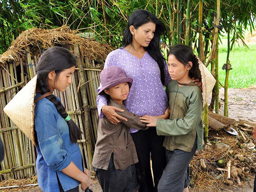 Sự thật sau vẻ ngoài giàu có của giới showbiz: Còng lưng nuôi nghề