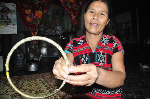 Mẹ của A Viết Thế (xã A Roàng, huyện A Lưới, tỉnh Thừa Thiên - Huế) khoe chiếc vòng bạc có được nhờ gả con gái Ảnh: QUANG NHẬT