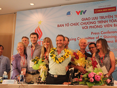 Nick và gia đình tại buổi họp báo Ảnh: Hồ Hương Giang
