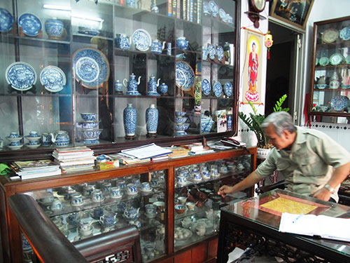 Nước mắt cổ vật: Thế giới thiêng liêng mà bịp bợm