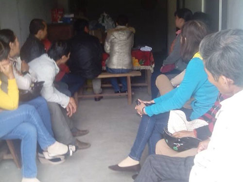 Nhiều người chờ đến lượt xem bói ở nhà “thầy” Hiến (Quảng Nam) Ảnh: TRẦN THƯỜNG
