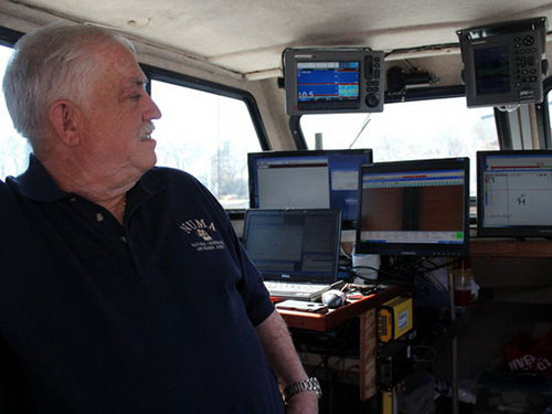 Ông Ralph Wilbanks giới thiệu các máy tính ghi dữ liệu về đáy hồ Michigan được công nghệ định vị dưới mặt nước thu thập