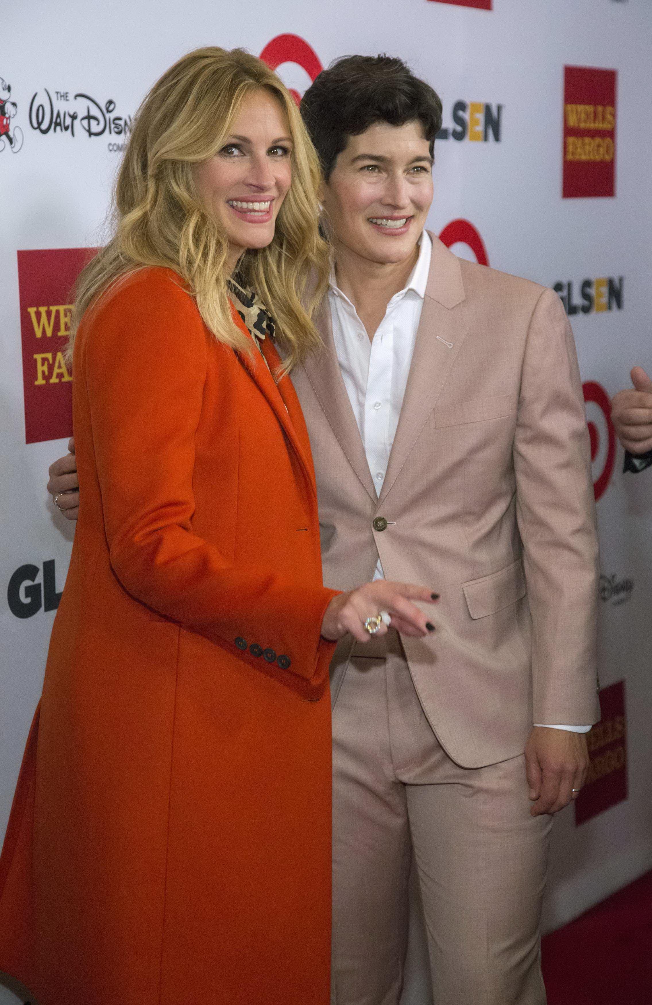 Julia Roberts chụp ảnh cùng Eliza Byard, giám đốc mạng lưới giáo dục giới tính GLSEN, hôm 18-10. Nguồn: REUTERS
