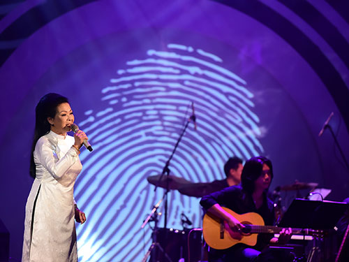 Kh&aacute;nh Ly tr&igrave;nh diễn trong liveshow của m&igrave;nh tại H&agrave; Nội