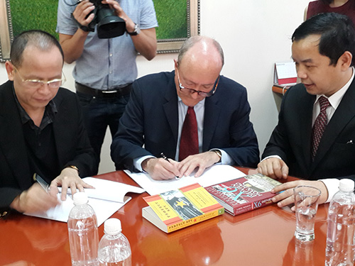 GS Larry Berman và đại diện Công ty Cát Tiên Sa ký kết thực hiện bộ phim Ảnh: FIRST NEWS