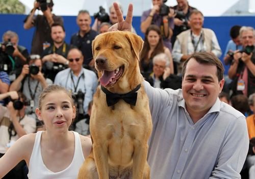 Đạo diễn Kornel Mundruczo chụp ảnh cùng một chú chó trong buổi ra mắt phim White God tại Liên hoan Phim Cannes 2014 Nguồn: REUTERS