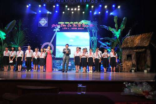 Nghệ sĩ L&ecirc; Tứ - H&agrave; Như hướng dẫn học sinh hai trường THCS Nguyễn Du v&agrave; V&otilde; Trường Toản học ca b&agrave;i bản cải lương tại gala Đờn ca t&agrave;i tử Nam Bộ lần I-2014 do Trung t&acirc;m Văn h&oacute;a quận 1, TP HCM tổ chức