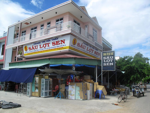 Một salon đồ gỗ mỹ nghệ của thương binh S&aacute;u Lợt