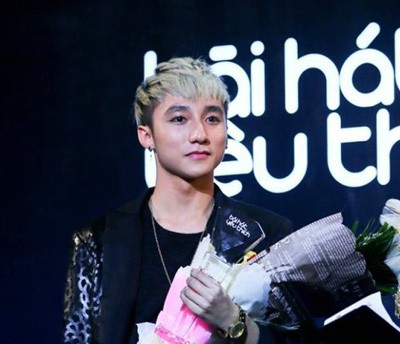 Lỗ hổng showbiz (*): Tung hô thiếu trách nhiệm