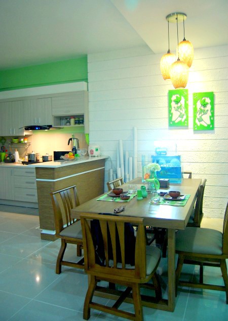 Khu vực bếp c&oacute; những chi tiết trang tr&iacute; tiện dụng v&agrave; h&agrave;i h&ograve;a với &yacute; tưởng tổng thể. Những vật dụng nhỏ xinh từ hũ đựng gia vị, b&igrave;nh hoa, chiếc khay hay bức tranh treo tường đều được chủ chọn lựa tỉ mỉ.