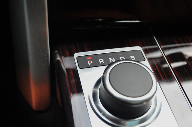 N&uacute;m sang số quen thuộc của Range Rover.