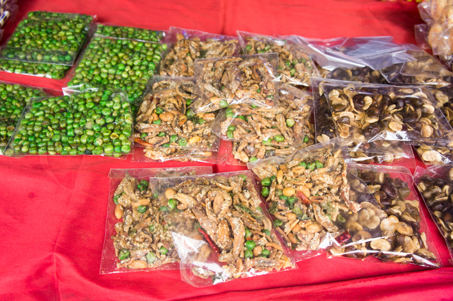 ... hay những gói quà bánh khác.