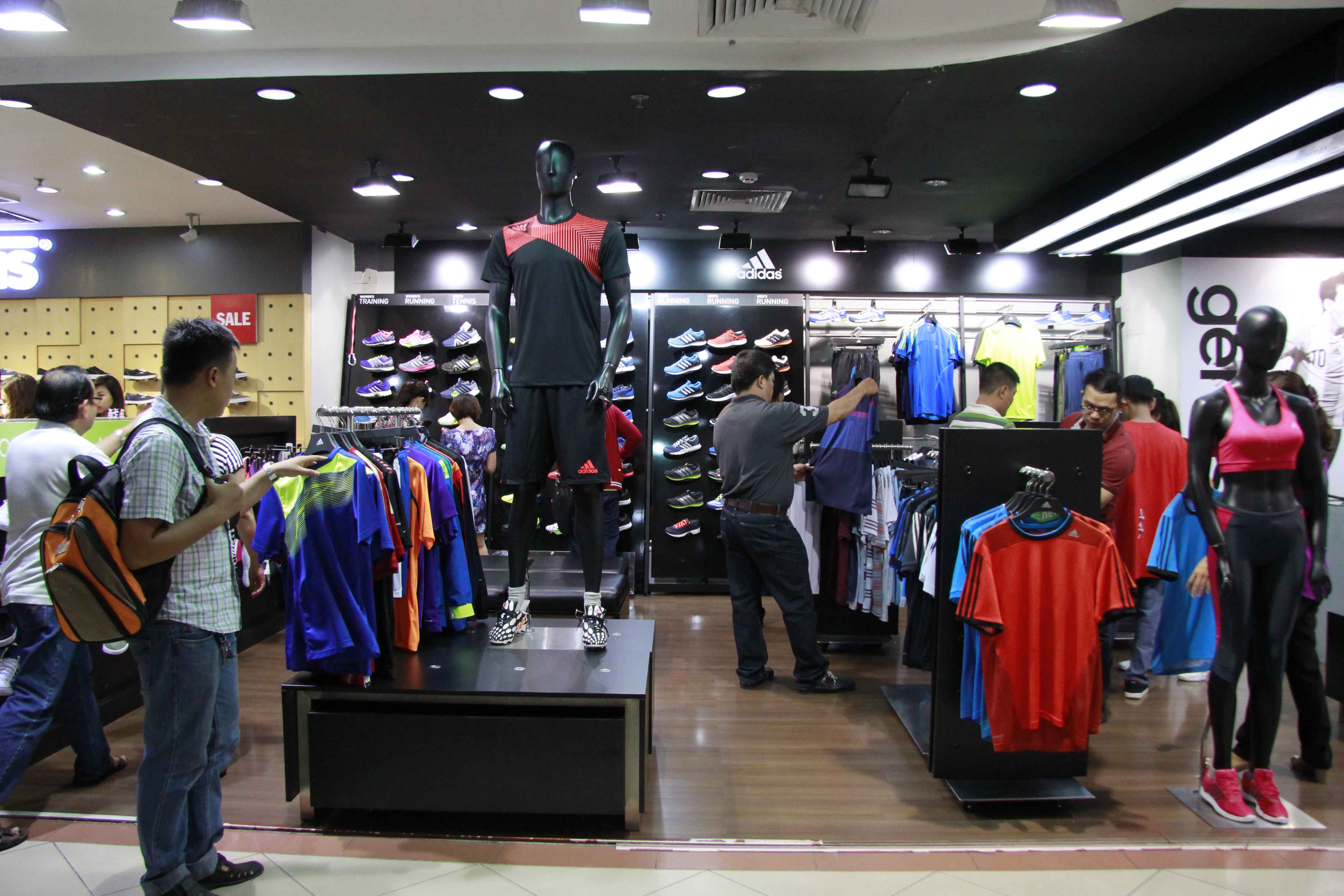 Một gian h&agrave;ng của Adidas mặc d&ugrave; kh&ocirc;ng  giảm gi&aacute; nhưng vẫn được nhiều kh&aacute;ch h&agrave;ng đến xem.