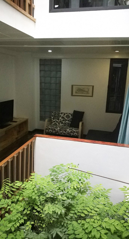 Tầng 2 l&agrave; ph&ograve;ng kh&aacute;ch, kh&ocirc;ng gian thư gi&atilde;n v&agrave; ph&ograve;ng trẻ con. Từ ph&ograve;ng kh&aacute;ch, bạn c&oacute; thể nh&igrave;n thấy m&agrave;u xanh của của c&acirc;y khế.