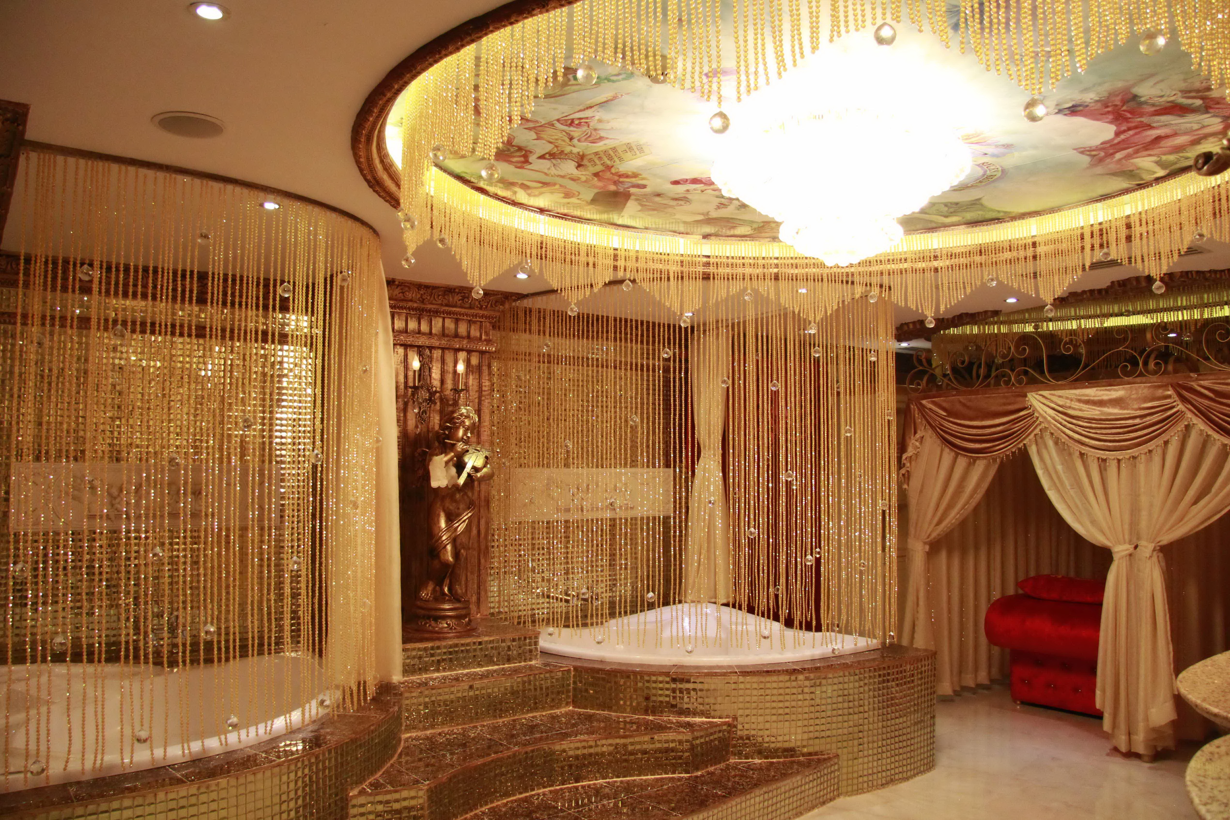 Ph&ograve;ng tắm, ph&ograve;ng Spa lung linh dưới &aacute;nh đ&egrave;n Những bức r&egrave;m trong ph&ograve;ng tắm, tất cả đều được l&agrave;m thủ c&ocirc;ng bằng tay, n&oacute; thề hiện sự tinh tế, tỉ mỉ nhưng cũng kh&ocirc;ng k&eacute;m phần sang trọng. Ph&iacute;a tr&ecirc;n trần nh&agrave; l&agrave; h&igrave;nh ảnh của c&aacute;c thi&ecirc;n thần đang bay lượn, n&oacute; tạo cho kh&aacute;ch h&agrave;ng một cảm gi&aacute;c thanh b&igrave;nh