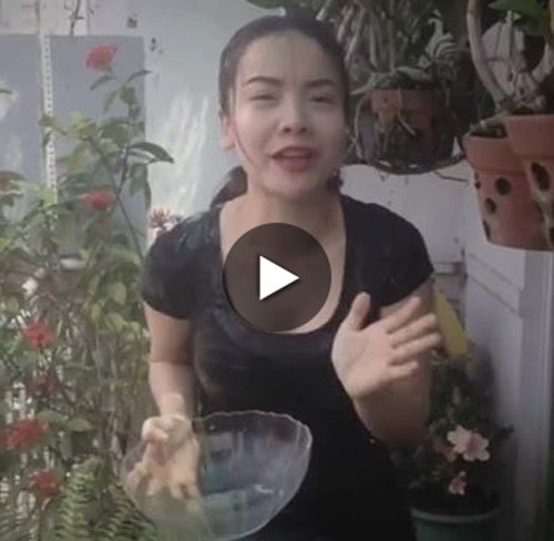 Yến Trang th&aacute;ch bằng c&aacute;ch đổ b&aacute;t nước lạnh l&ecirc;n đầu. (Ảnh cắt từ clip tr&ecirc;n facebook của Yến Trang)
