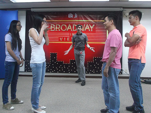 Jonathan Hadley chia sẻ tình yêu nhạc kịch Broadway