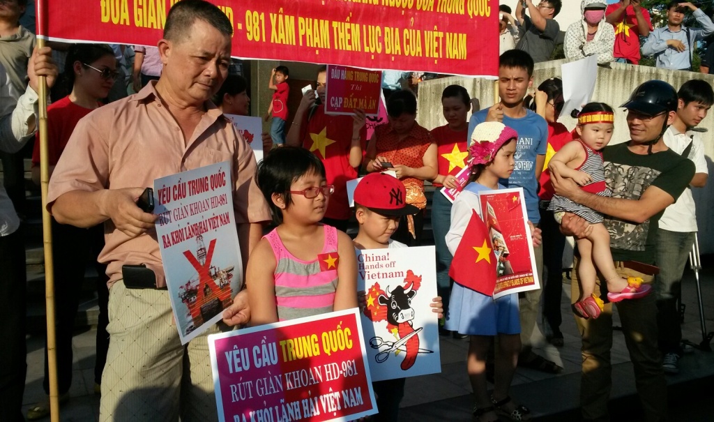 Những người tham dự m&iacute;t tinh phản đối Trung Quốc, biểu thị đo&agrave;n kết v&agrave; đồng h&agrave;nh với Đảng v&agrave; Ch&iacute;nh phủ bảo vệ Tổ quốc