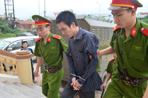 Giỡn yêu bị la, chồng giết chết vợ
