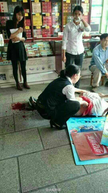 Hình ảnh được cho là chụp lại hiện trường vụ một thanh niên dùng dao tấn công 9 người ở Nam Ninh hôm 27-11. Nguồn: tài khoản Weibo của CCTV News
