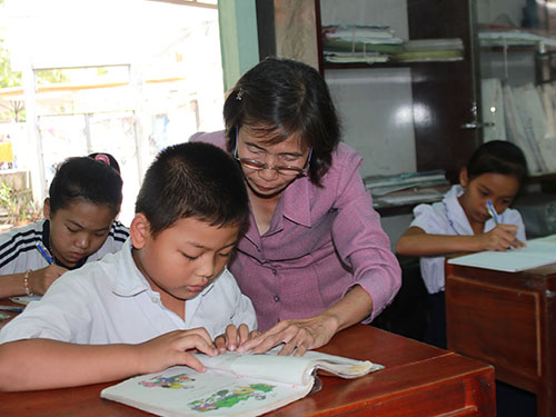 Cô Huỳnh Thị Tươi miệt mài dạy chữ cho học trò nghèo