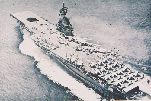 T&agrave;u khu trục Maddox bị t&agrave;u ph&oacute;ng l&ocirc;i của Hải qu&acirc;n Việt Nam đ&aacute;nh đuổi ng&agrave;y 2-8-1964 (ảnh tr&ecirc;n) v&agrave; t&agrave;u s&acirc;n bay USS Ticonderoga tham chiến sau đ&oacute; v&agrave;i h&ocirc;m. (Ảnh do Bảo t&agrave;ng Hải qu&acirc;n cung cấp)