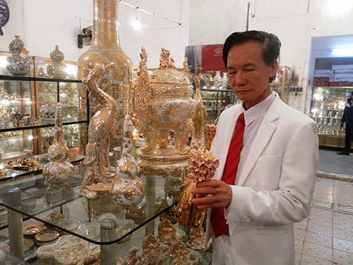 Ông Hải đồ cổ bên các tác phẩm đồ sứ dát vàng