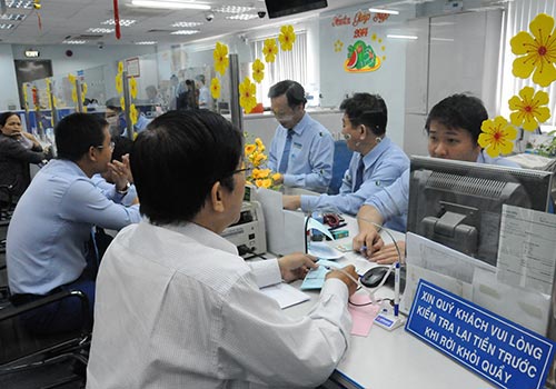 Dài cổ chờ vay tín dụng bảo lãnh
