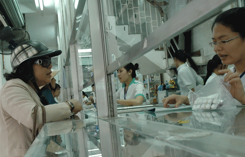 Mua thuốc tại một cửa h&agrave;ng dược. Ax&iacute;t lu&ocirc;n &ldquo;ph&aacute; bĩnh&rdquo; c&aacute;c qu&aacute; tr&igrave;nh xử l&yacute; thuốc của cơ thể 
Ảnh: HỒNG TH&Uacute;Y