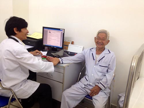 Trị liệu tâm lý cho người bệnh Alzheimer ở Bệnh viện Vạn Hạnh Ảnh: V.H