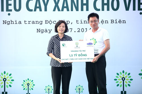 B&agrave; B&ugrave;i Thị Hương, Gi&aacute;m đốc Đối ngoại Vinamilk trao tặng bảng t&agrave;i trợ c&acirc;y xanh tượng trưng cho &ocirc;ng Trần Phong, đại diện Tổng cục m&ocirc;i trường (Bộ T&agrave;i nguy&ecirc;n v&agrave; M&ocirc;i trường)