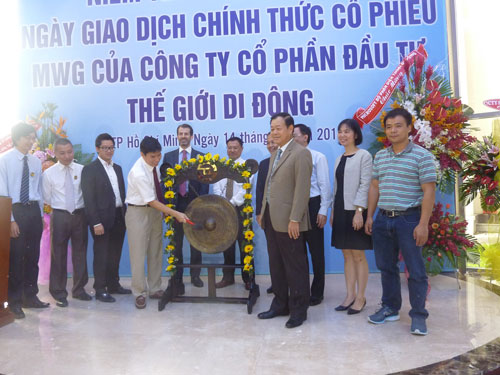 &Ocirc;ng Nguyễn Đức T&agrave;i, Chủ tịch HĐQT ki&ecirc;m CEO C&ocirc;ng ty CP Đầu tư Thế Giới Di Động, đ&aacute;nh cồng mở phi&ecirc;n giao dịch đầu ti&ecirc;n