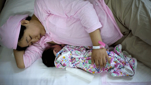 Ch&iacute;nh quyền Trung Quốc khuyến kh&iacute;ch phụ nữ n&ecirc;n cho con b&uacute; Ảnh: AP